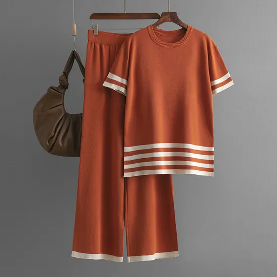 Gestrickte Damenbekleidung mit Rundhalsausschnitt und farbigen Streifen